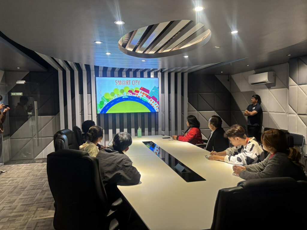 The KKU delegates at the smart city hub.